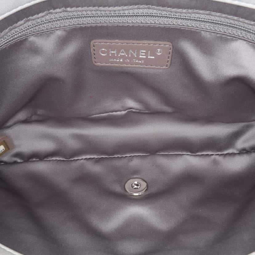 Chanel Medium Quilted Lambskin Coco Rain Flap Grey Leather Good condition - Model View