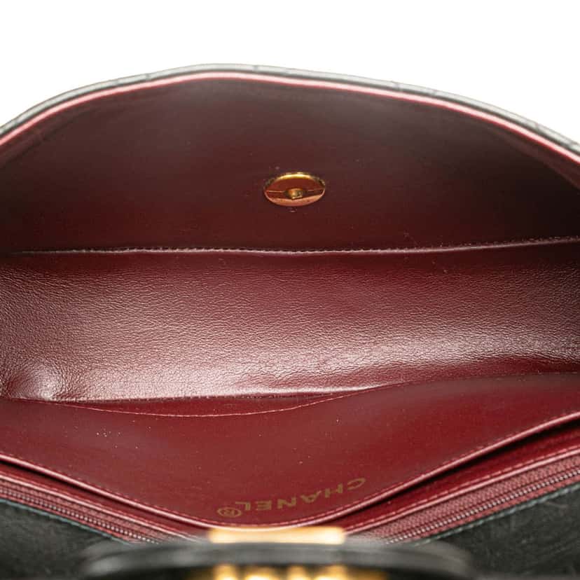 Chanel Medium Classic Lambskin Kelly Flap Black Leather Good condition - Model View
