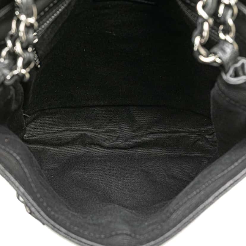 Chanel Large Calfskin Diamond Stitch Crossbody Black Leather Good condition - Model View