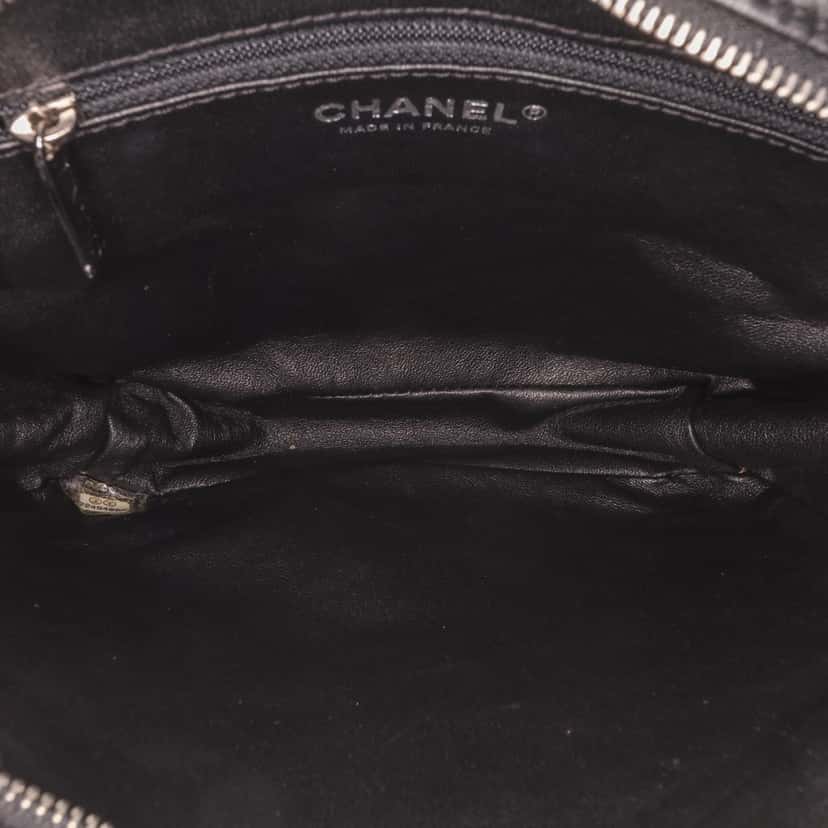 Chanel Tweed and Resin Shopping Bag Black Tweed Good condition - Model View