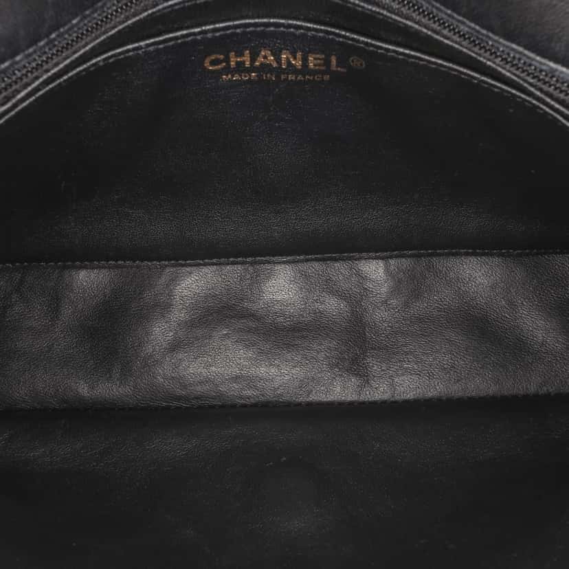 Chanel Medium Classic Lambskin Valentines Heart Charms Single Flap Black Leather Good condition - Model View