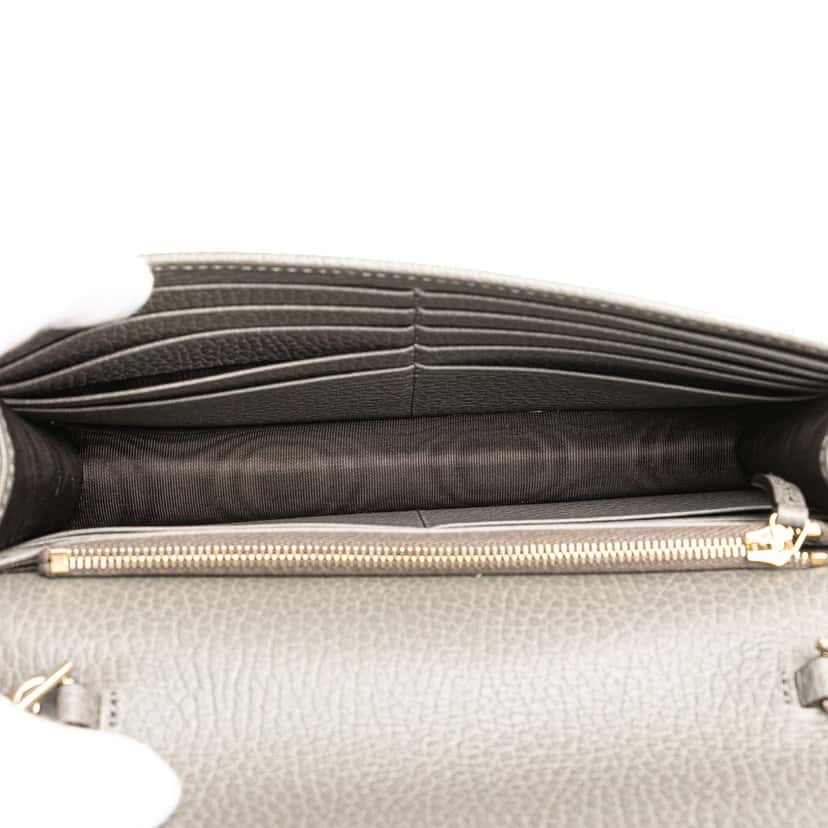 Gucci Leather Interlocking G Dollar Wallet on Chain Grey Leather Good condition - Model View
