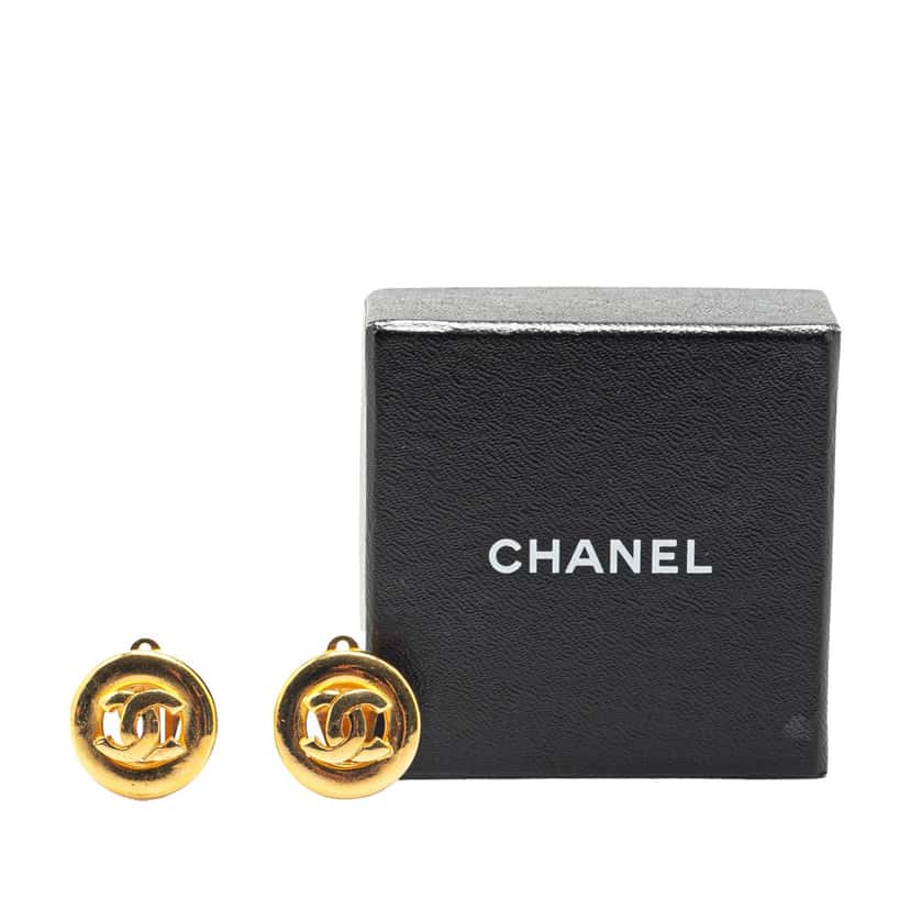 Chanel Gold Plated CC Round Clip On Earrings Gold Metal Good condition - Model View