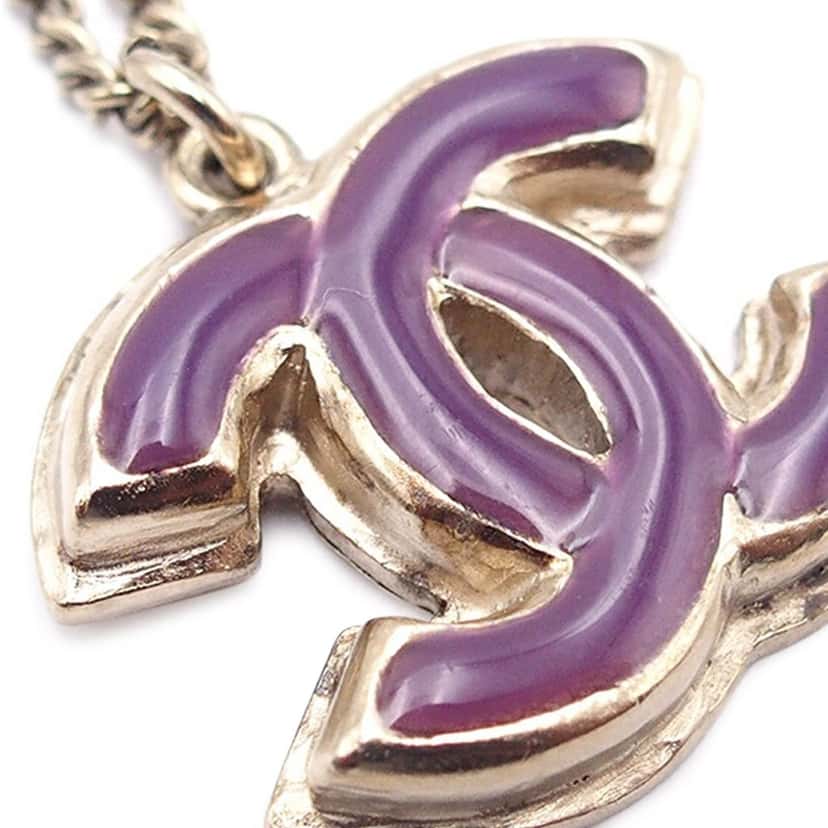 Chanel White Gold Enamel CC Pendant Necklace Gold Metal Good condition - Model View