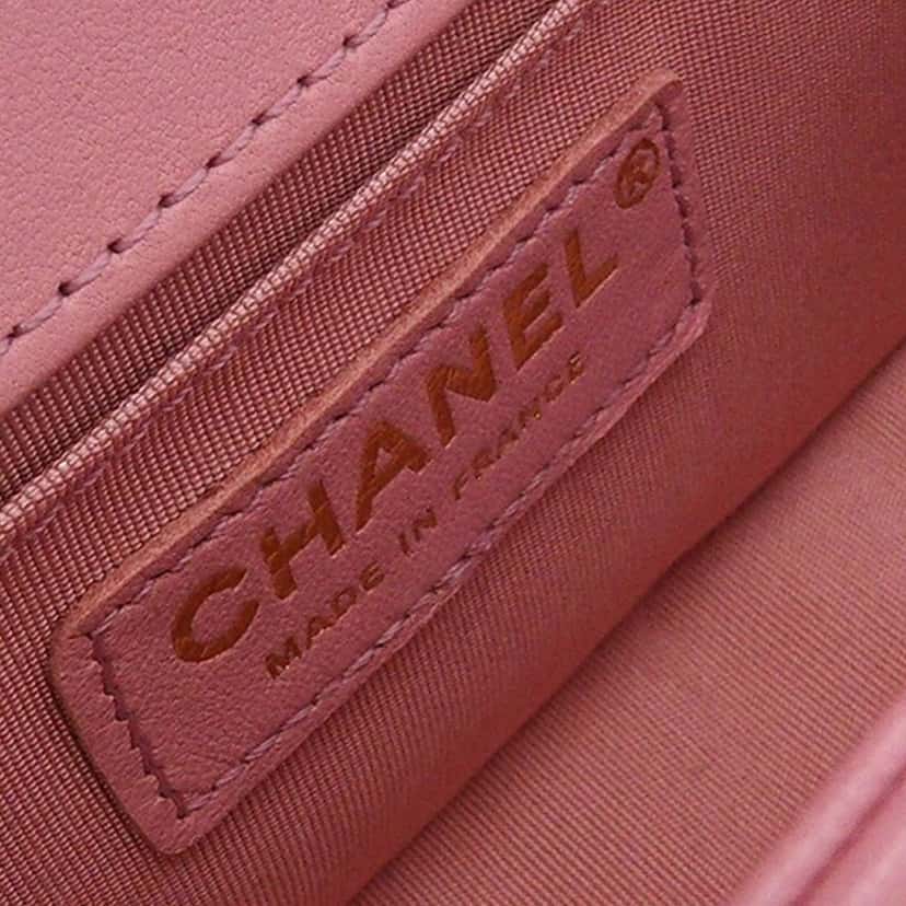 Chanel Small Tweed and Lambskin Boy Flap Pink Tweed Good condition - Model View