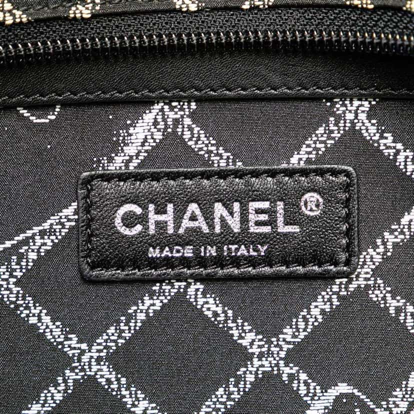 Chanel Large Calfskin Essential 31 Rue Cambon Shopping Tote White Leather Good condition - Box View