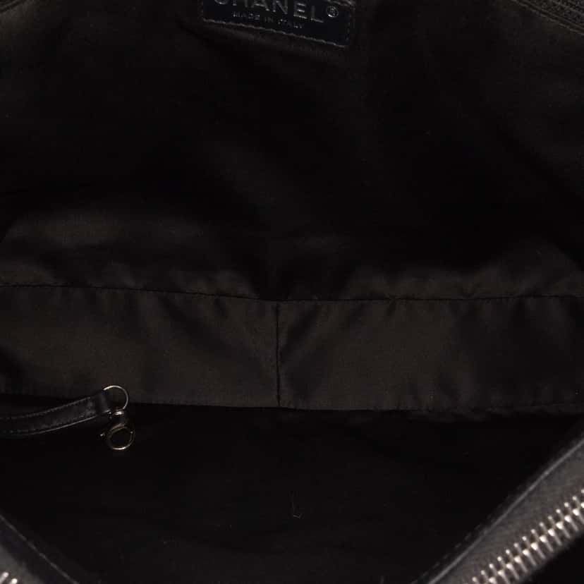 Chanel Caviar Grand Shopping Tote Black Leather Good condition - Model View