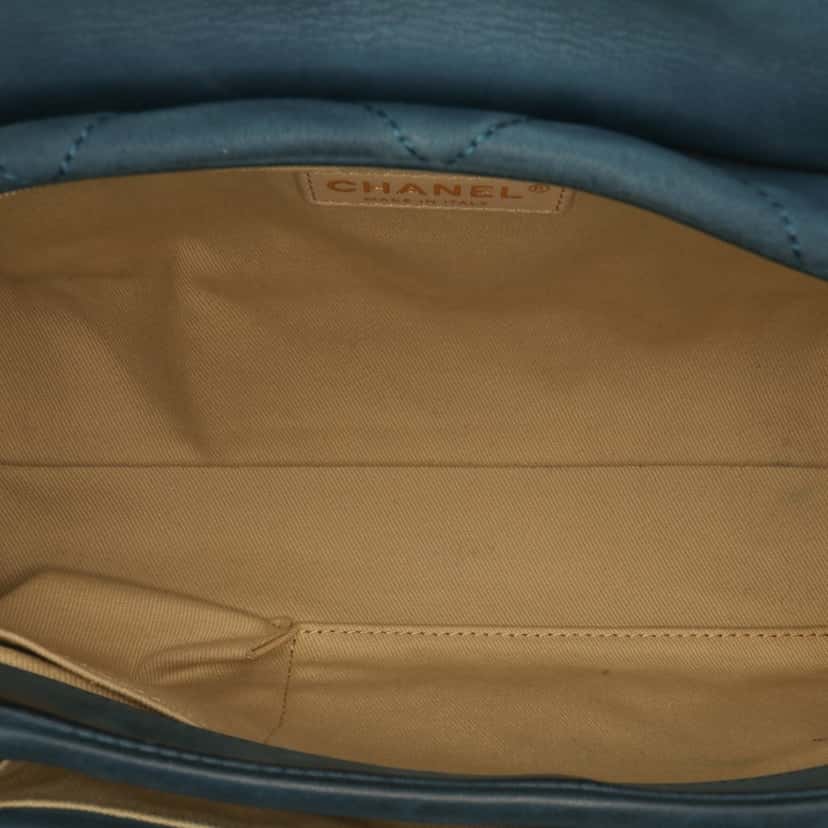 Chanel Large Iridescent Calfskin Chic Quilt Flap Blue Leather Good condition - Model View