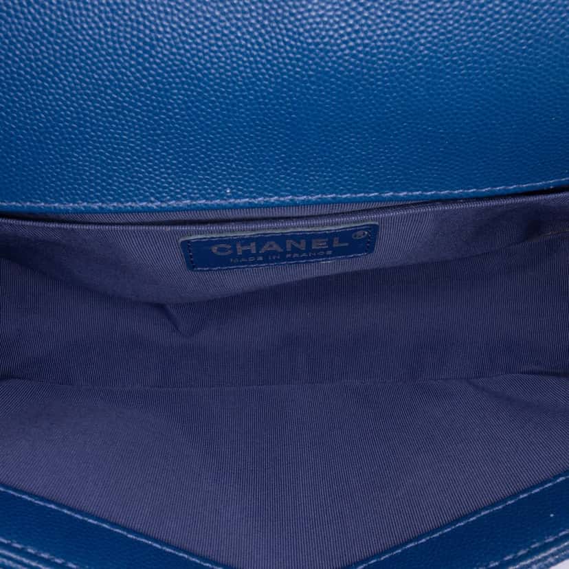 Chanel Old Medium Quilted Caviar Boy Flap Blue Leather Good condition - Model View