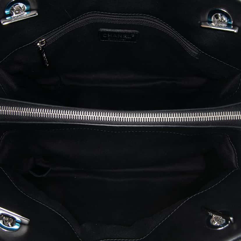 Chanel Medium CC Patent Soft Shopper Tote Black Leather Good condition - Model View