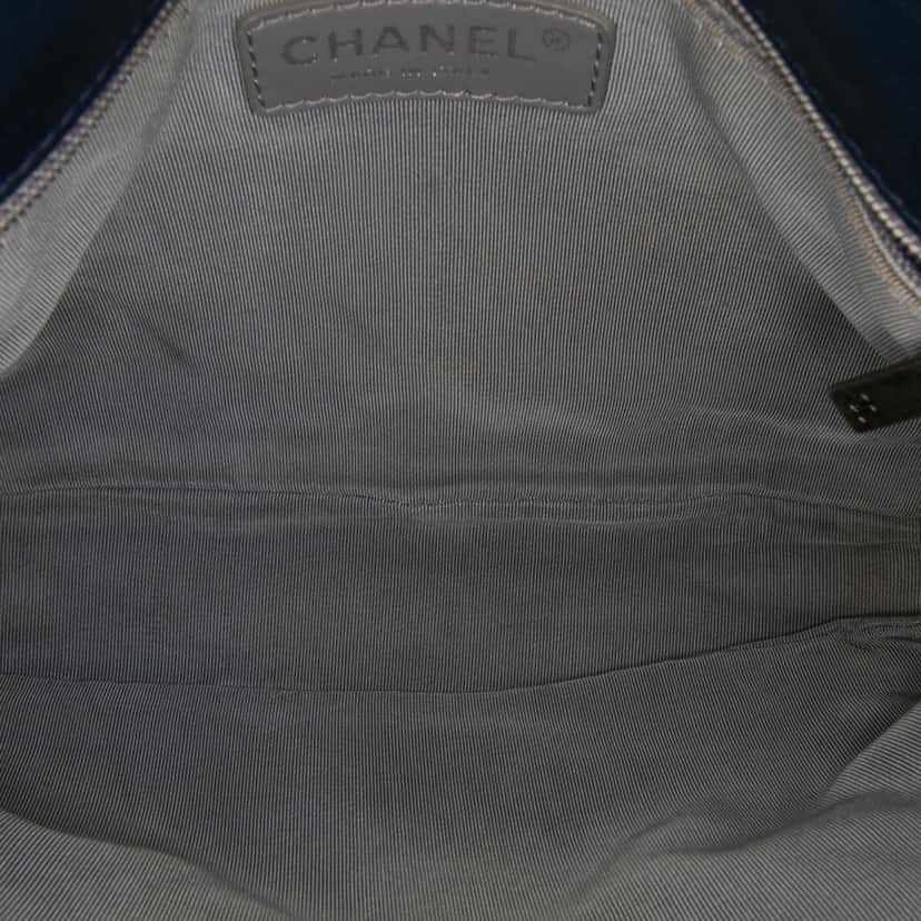 Chanel Medium Quilted Calfskin Love Me Tender Flap Blue Leather Good condition - Model View