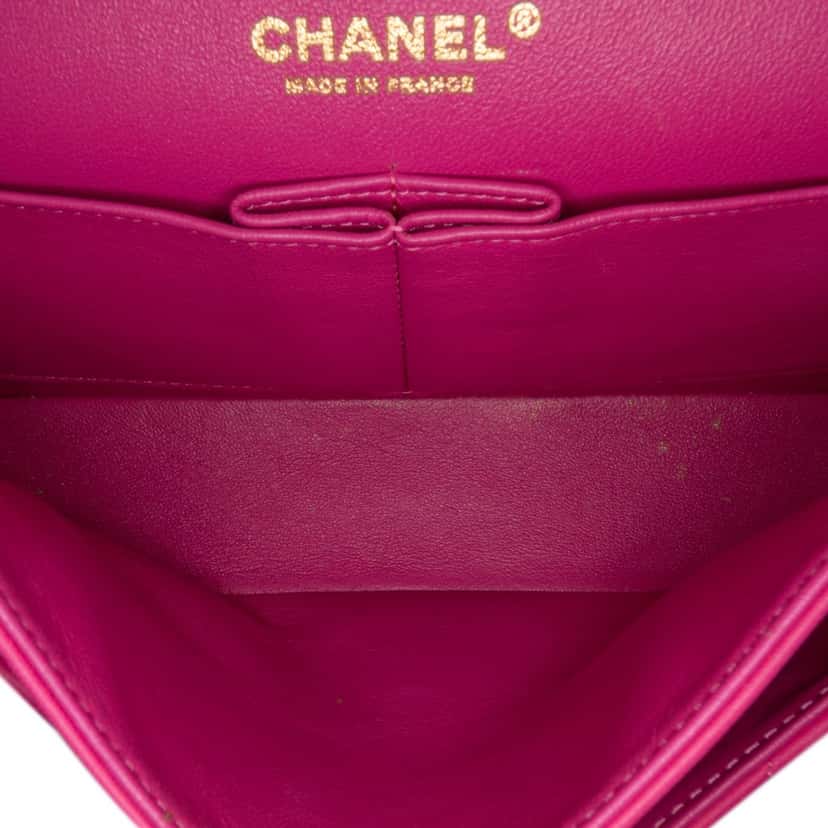 Chanel Medium Classic Chevron Lambskin Double Flap Pink Leather Good condition - Model View