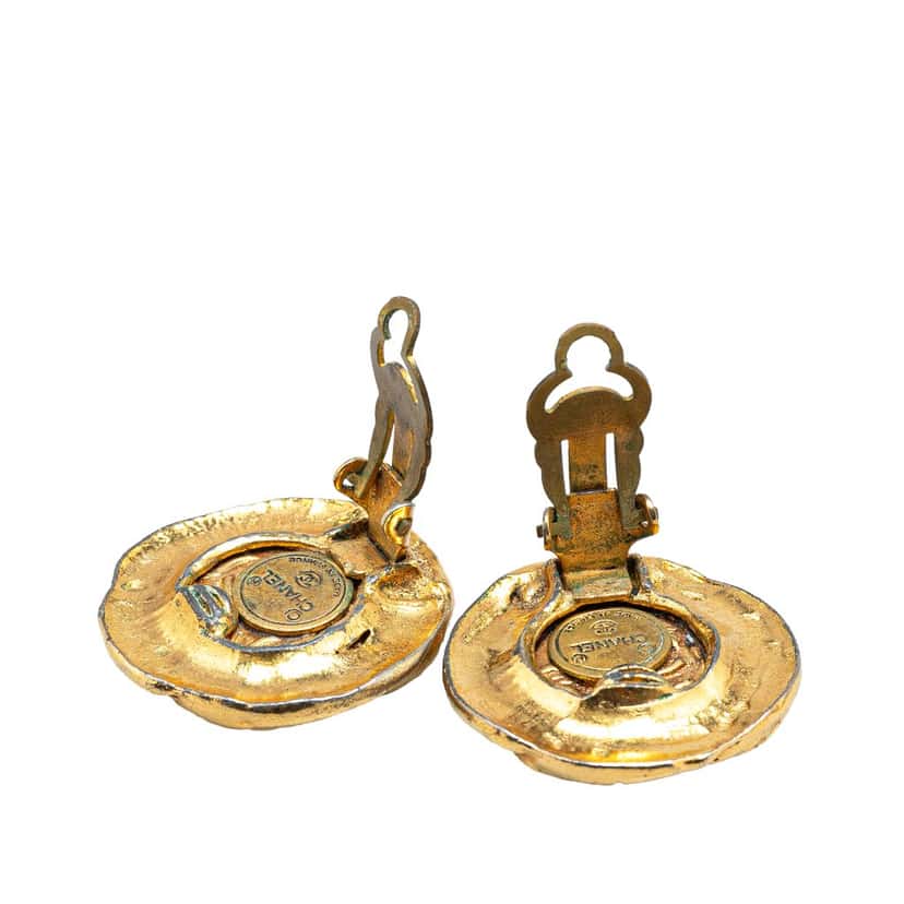 Chanel Gold Plated CC Round Clip On Earrings Gold Metal Good condition - Model View