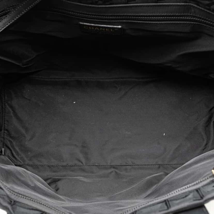 Chanel New Travel Line Nylon Tote Black Good condition - Model View