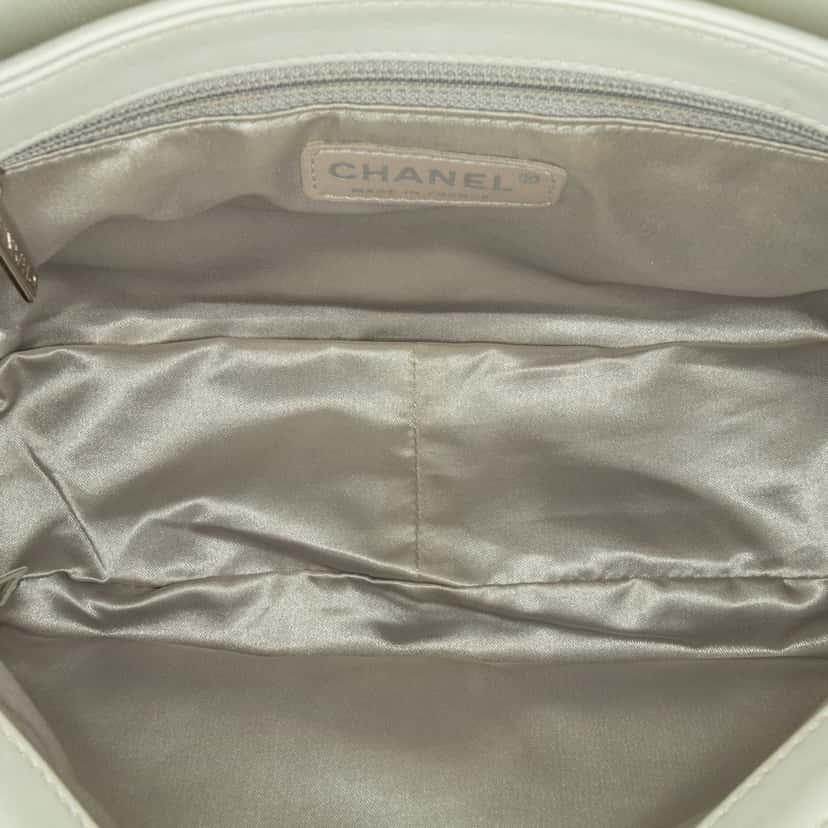 Chanel Quilted Lambskin Pillow Soft Enamel CC Flap White Leather Good condition - Model View