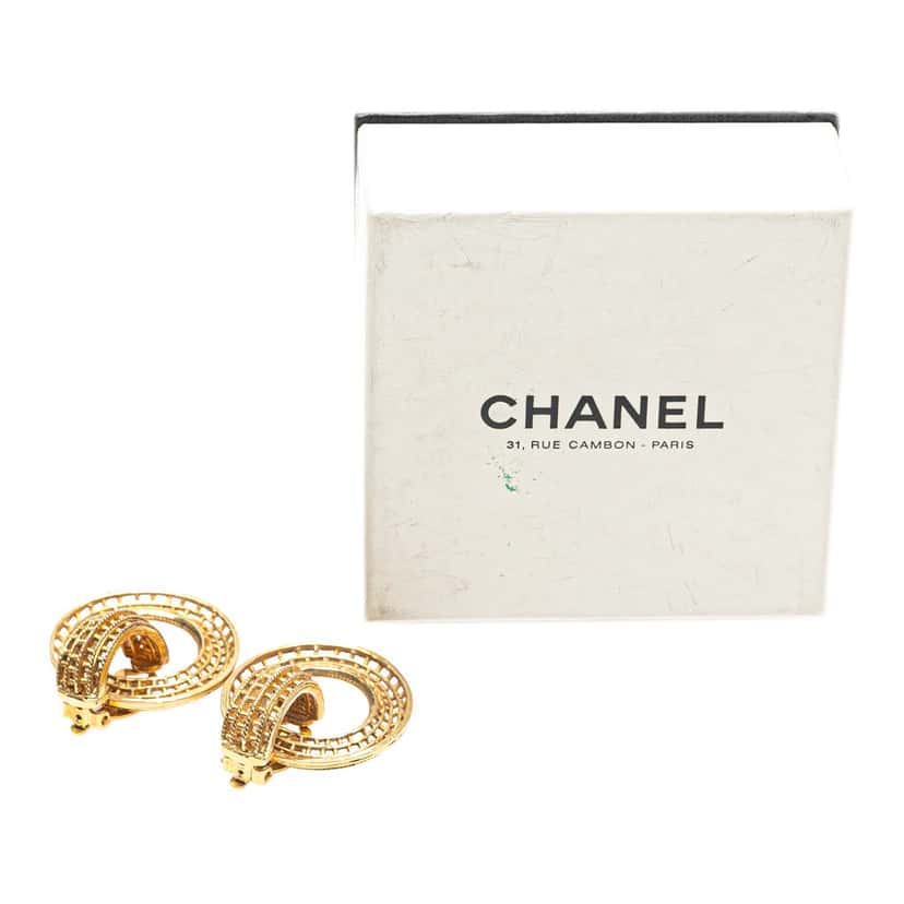 Chanel Gold Plated Hoop Clip on Earrings Gold Metal Good condition - Model View