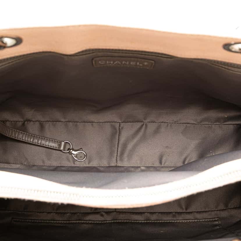 Chanel Caviar Grand Shopping Tote Brown Leather Good condition - Model View