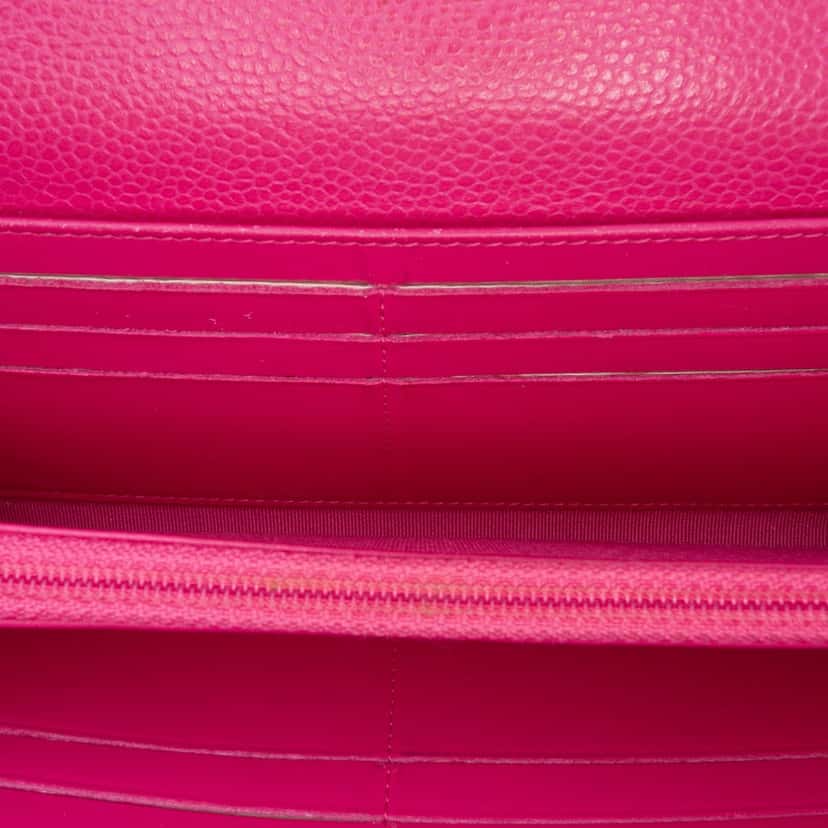 Chanel CC Quilted Caviar Long Wallet Pink Leather Good condition - Model View