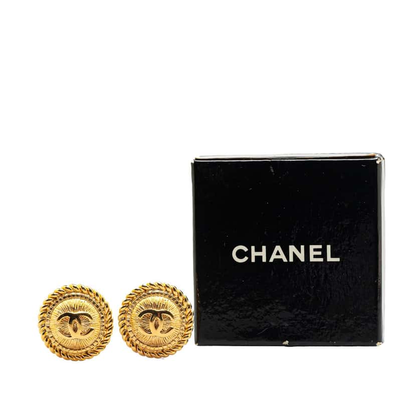 Chanel Gold Plated CC Round Clip On Earrings Gold Metal Good condition - Model View