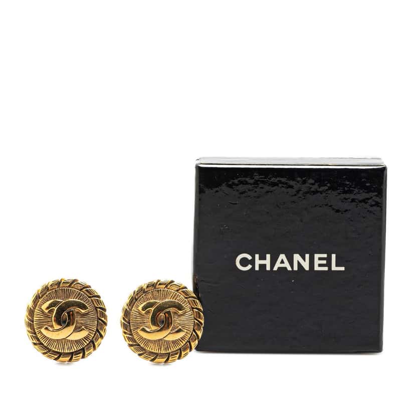Chanel Gold Plated CC Clip On Earrings Gold Metal Good condition - Model View