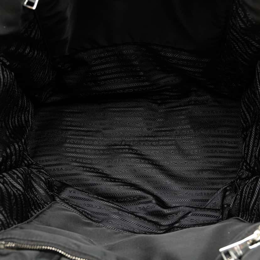 Prada Re Nylon Tote Black Good condition - Model View