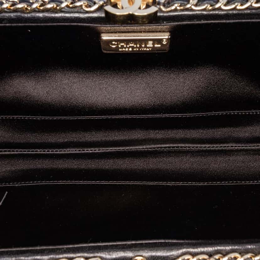 Chanel Bicolor Quilted Lambskin Chain Around Clutch White Leather Good condition - Model View