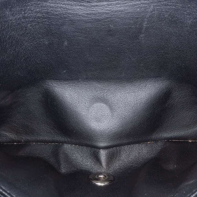 Chanel Medium Classic Chevron Patent Double Flap Black Leather Very good condition - Model View