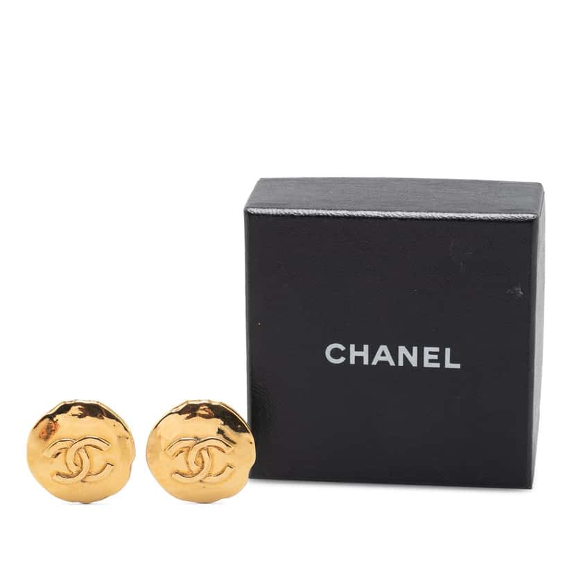 Chanel Gold Plated CC Clip On Earrings Gold Metal Good condition - Model View