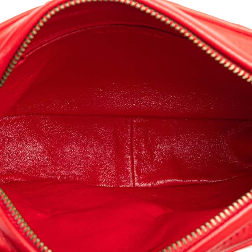 Chanel CC Quilted Lambskin Tassel Camera Bag Red Leather Good condition - Model View