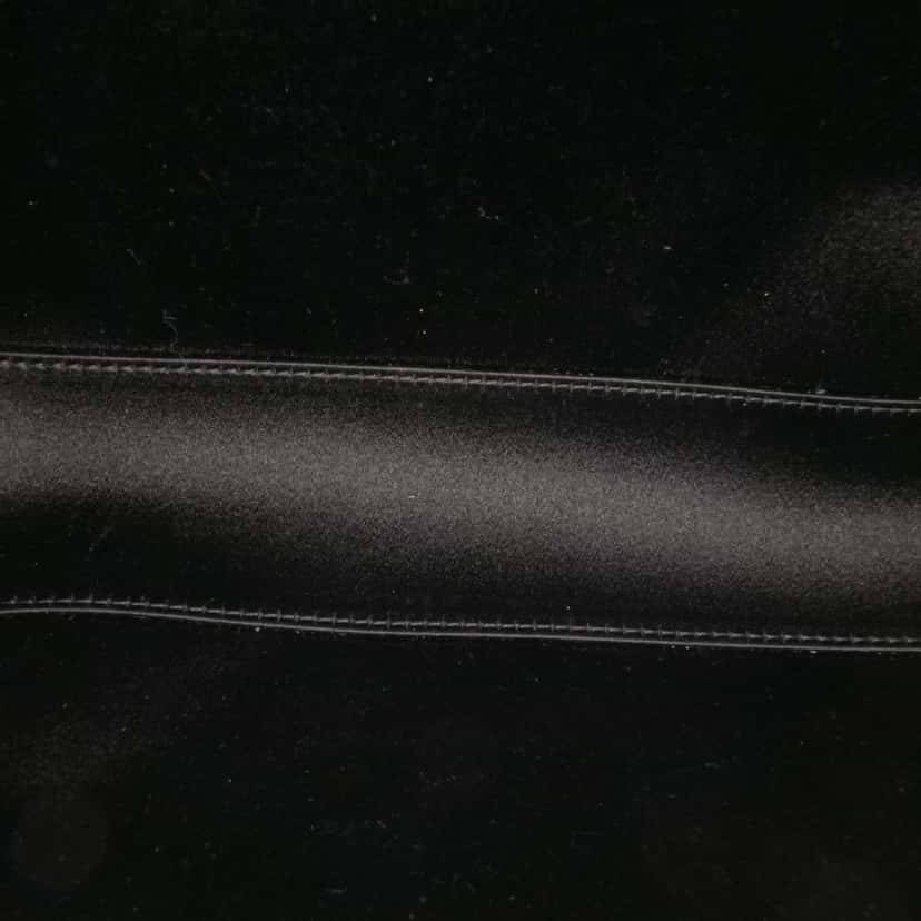 Chanel Chevron Lambskin Chain Around Clutch on Chain Black Leather Good condition - Model View