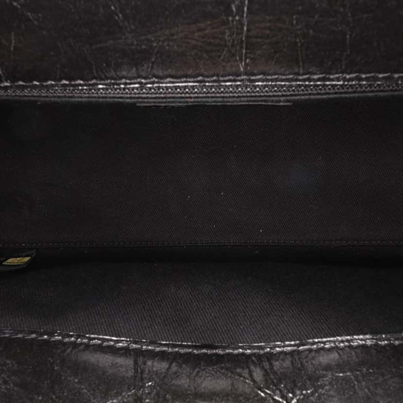 Chanel Reissue 2.55 Glazed Crackled Calfskin Shopping Bag Black Leather Good condition - Model View