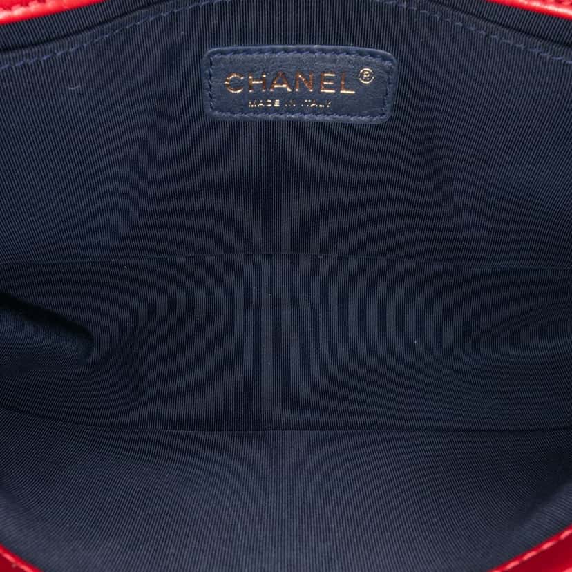 Chanel Old Medium Quilted Tweed and Velvet Boy Flap Red Velvet Good condition - Model View