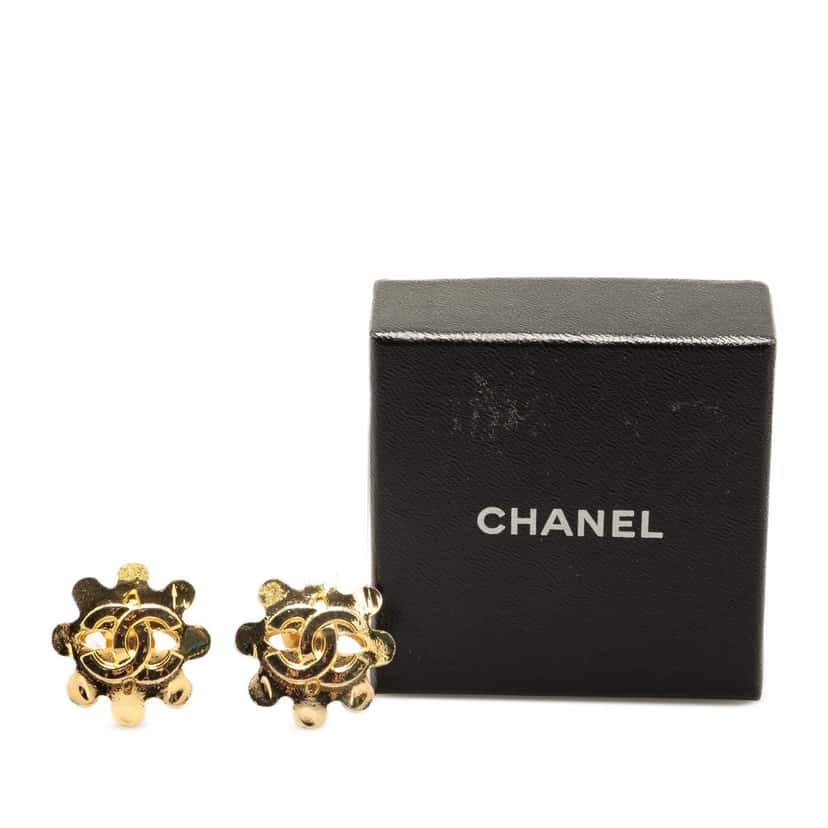 Chanel Gold Plated CC Flower Clip On Earrings Gold Metal Good condition - Model View