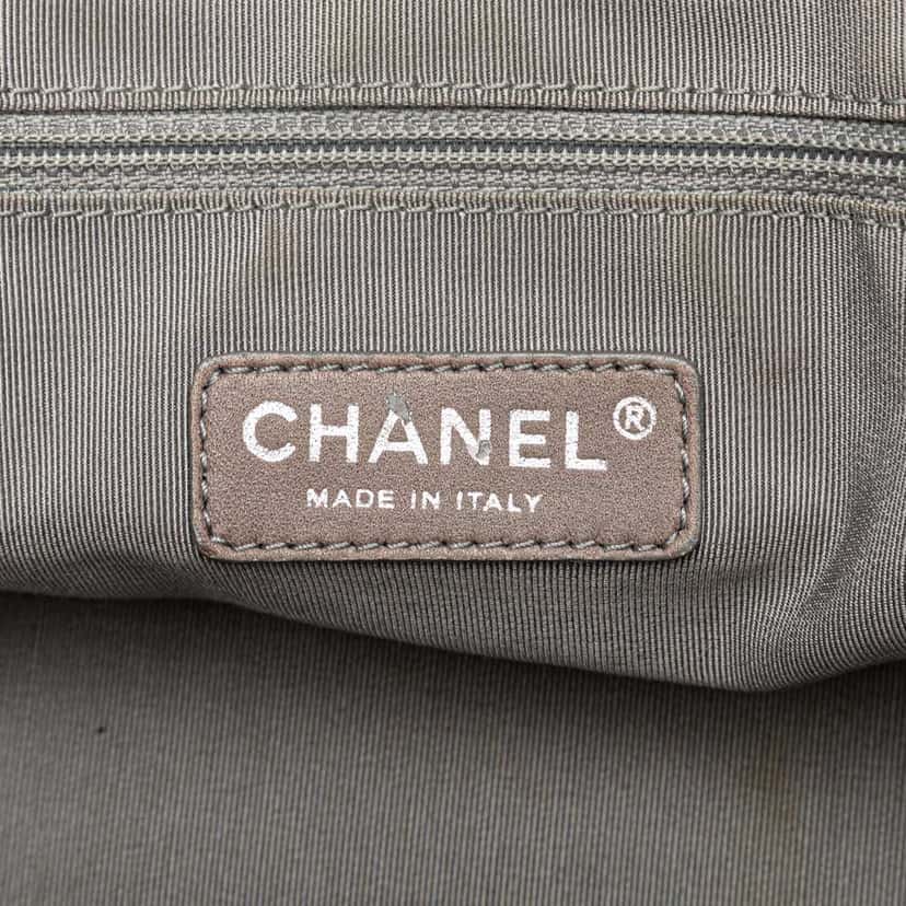 Chanel Medium Metallic Calfskin Modern Chain Tote Silver Leather Good condition - Box View