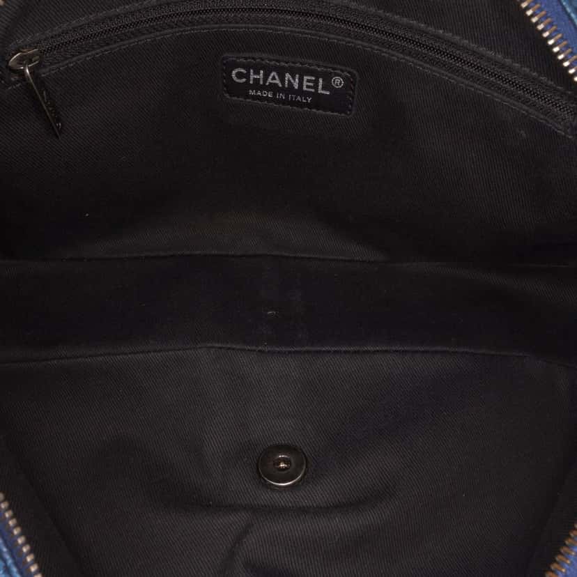 Chanel Jumbo Quilted Iridescent Caviar Easy Flap Blue Leather Good condition - Model View
