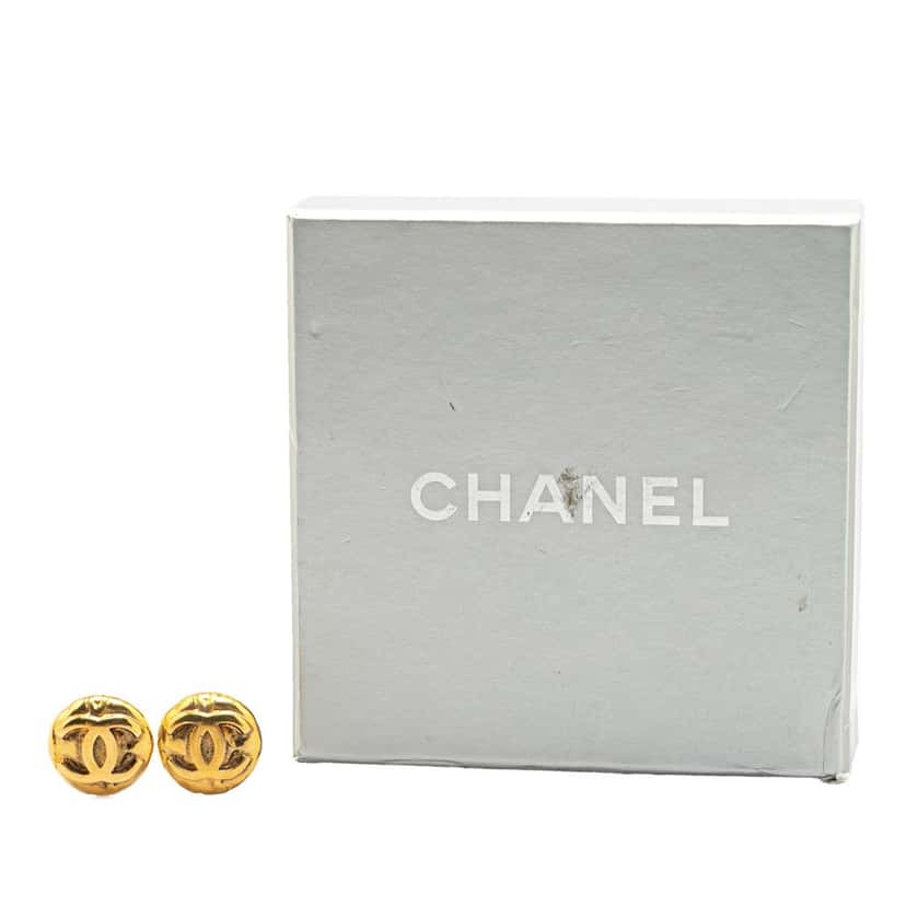 Chanel Gold Plated CC Round Clip On Earrings Gold Metal Good condition - Model View