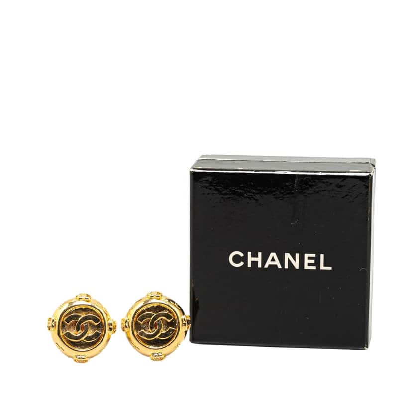 Chanel Gold Plated CC Clip On Earrings Gold Metal Good condition - Model View