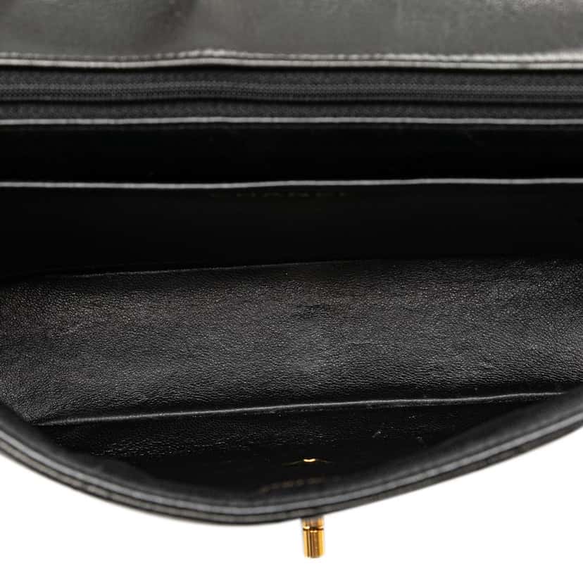 Chanel Medium CC Quilted Lambskin Border Single Flap Black Leather Good condition - Model View