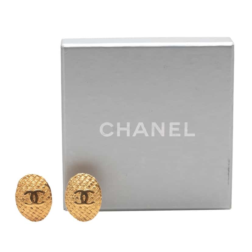 Chanel Gold Plated CC Oval Clip On Earrings Gold Metal Good condition - Model View