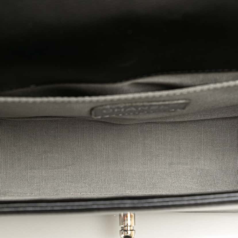 Chanel Old Medium Chevron Calfskin Boy Flap Black Leather Good condition - Model View
