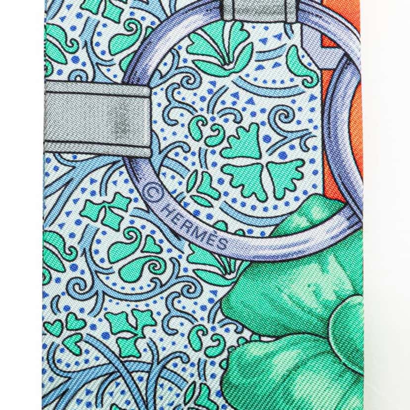 Hermès Grand Manege Fleuri Silk Twilly Scarf Green Silk Very good condition - Model View