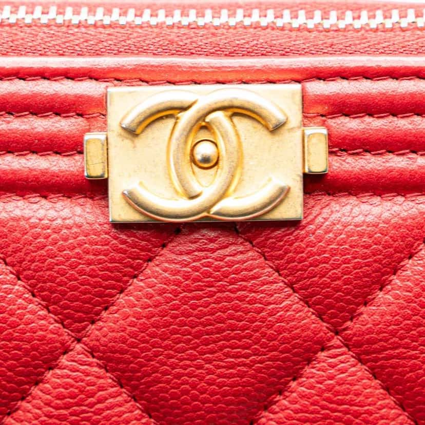 Chanel Medium Quilted Caviar Boy O Case Clutch Red Leather Good condition - Model View