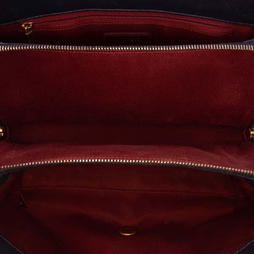 Chanel Paris Rome Large Sheepskin Trapezio Flap Blue Leather Good condition - Model View
