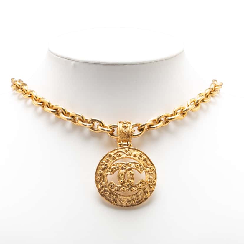 Chanel Gold Plated CC Round Pendant Necklace Gold Metal Good condition - Model View
