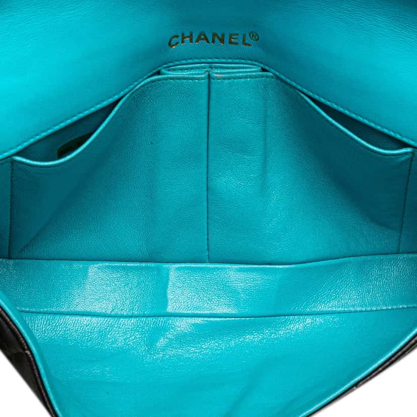 Chanel Chocolate Bar Lambskin East West Flap Black Leather Good condition - Model View