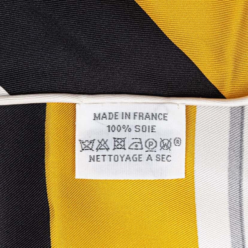 Hermès Mini Brides De Gala Giant Triangle Silk Scarf Gold Silk Good condition - Inside View