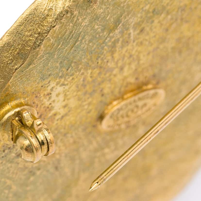 Chanel CC Brooch Gold Brass Good condition - Model View