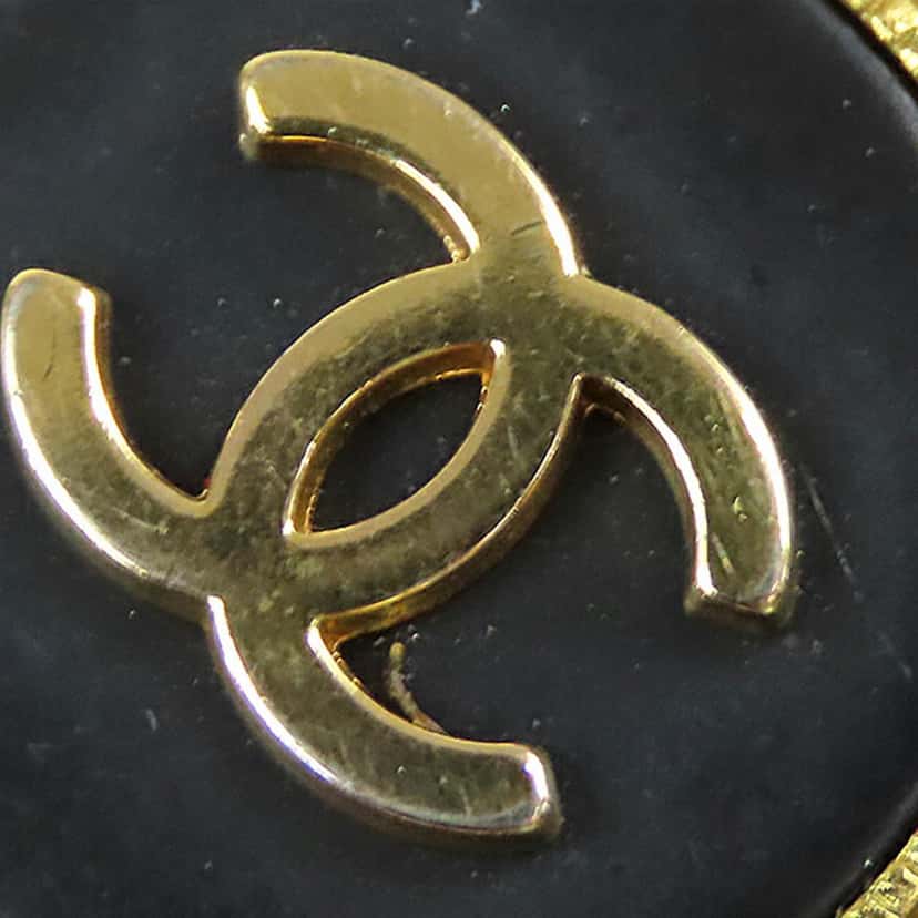 Chanel Gold Plated Resin CC Clip on Earrings Gold Metal Good condition - Model View