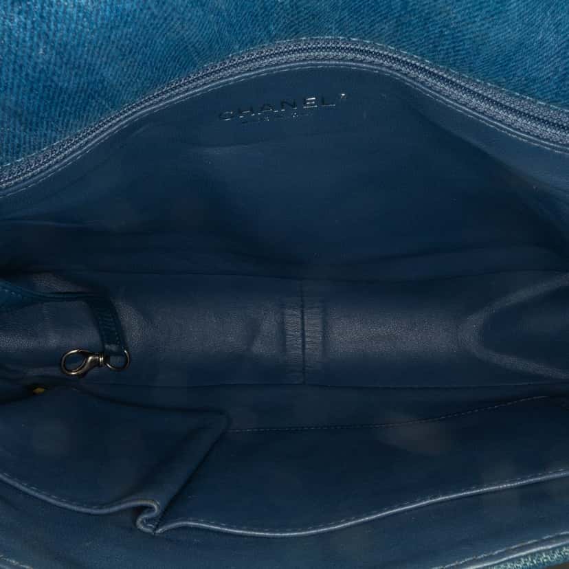Chanel Large Quilted Denim Boy Flap Blue Denim Good condition - Model View