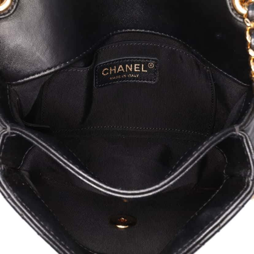 Chanel Small Quilted Lambskin CC Unchained Flap Black Leather Good condition - Model View